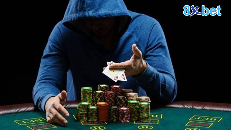Poker 8xbet trong sảnh game bài và casino trực tuyến